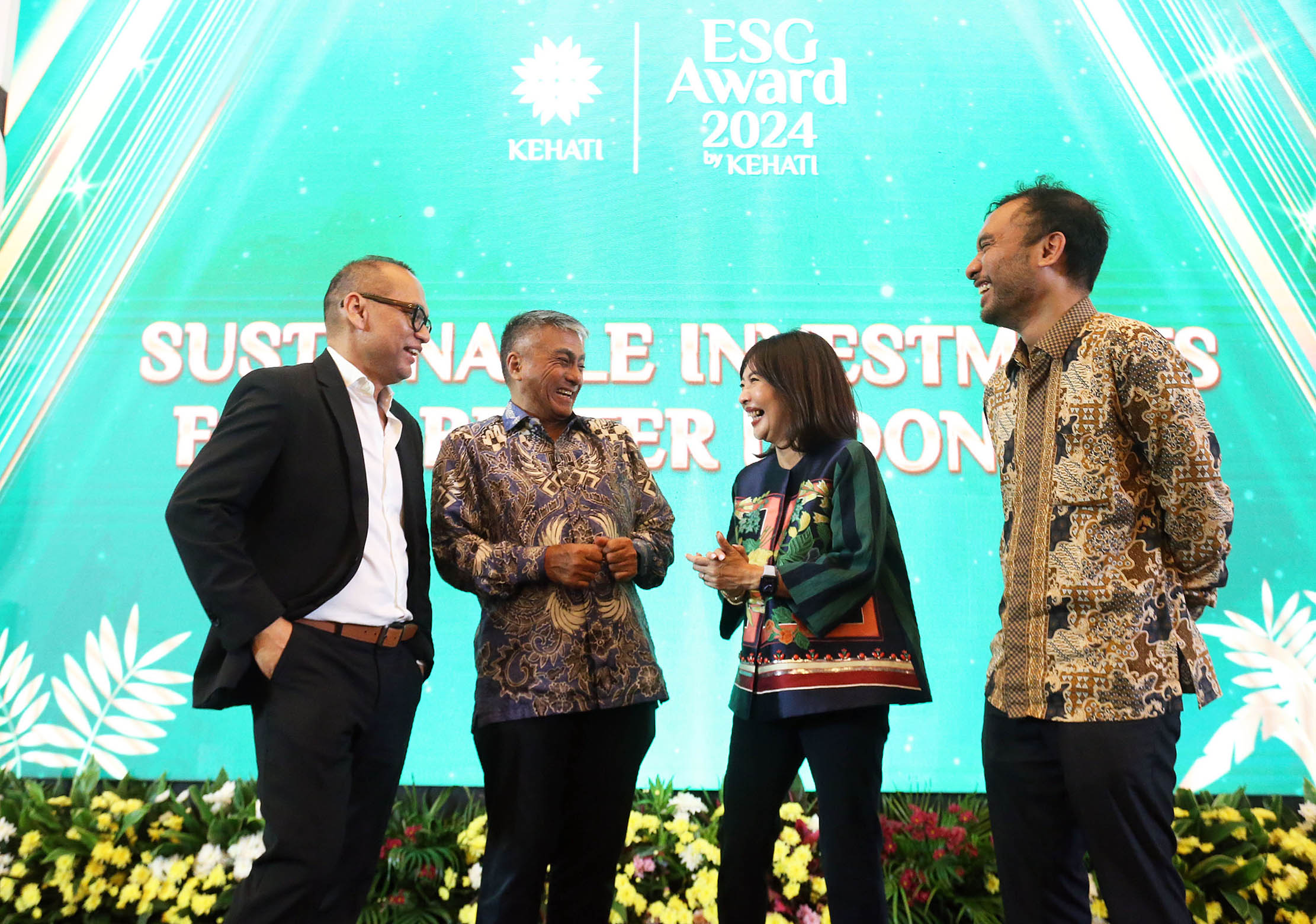 Dari ki-ka : Para dewan juri ESG Award, Direktur Eksekutif Yayasan KEHATI Riki Frindos bersama Dewan Pengawas Indonesia Investment Authority (INA) Darwin Cyril Noerhadi, Komisaris Independen PT Danareksa (Persero) dan Komisaris PT Trimegah Asset Management Ariani Vidya Sofjan, Co-Founder & Managing Partner Katalys Partners Rama Manusama berbincang usai acara ESG Award Yayasan KEHATI. Foto : Panji Asmoro/TrenAsia