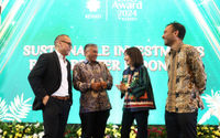 Dari ki-ka : Para dewan juri ESG Award, Direktur Eksekutif Yayasan KEHATI Riki Frindos bersama Dewan Pengawas Indonesia Investment Authority (INA) Darwin Cyril Noerhadi, Komisaris Independen PT Danareksa (Persero) dan Komisaris PT Trimegah Asset Management Ariani Vidya Sofjan, Co-Founder & Managing Partner Katalys Partners Rama Manusama berbincang usai acara ESG Award Yayasan KEHATI. Foto : Panji Asmoro/TrenAsia