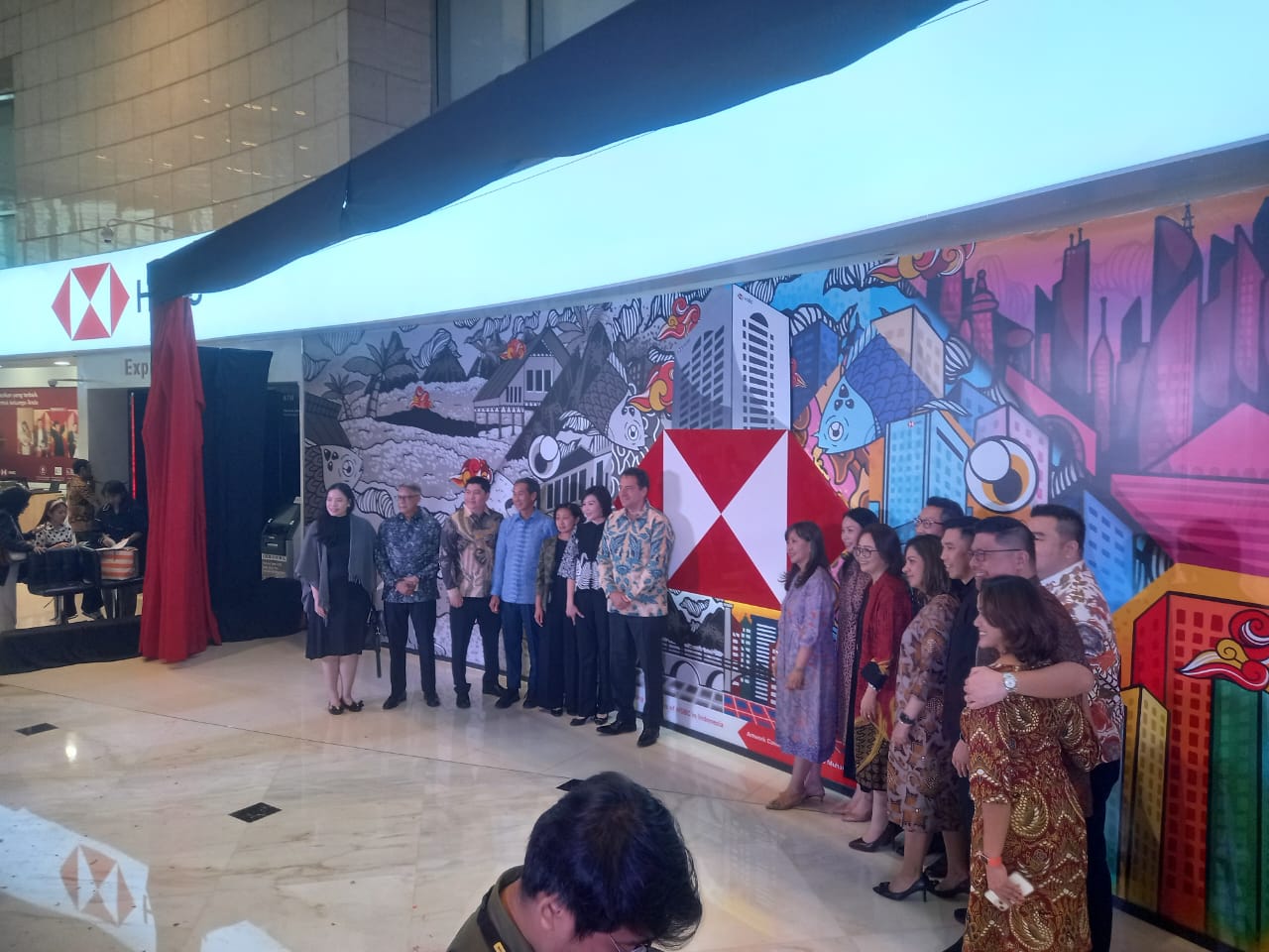 Sebagai bagian dari rangkaian perayaan 140 tahun di Indonesia, HSBC menggandeng seniman Arnis Muhammad untuk membuat mural di kantor HSBC di World Trade Center Indonesia.