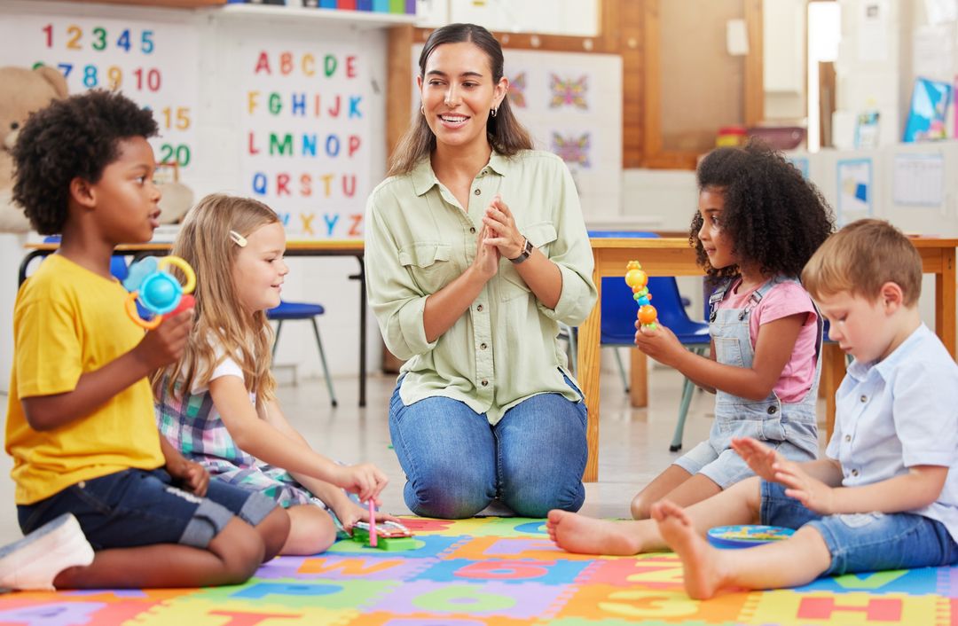 Ilustrasi staff bermain dengan anak di daycare.