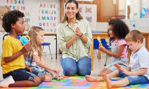 Ilustrasi staff bermain dengan anak di daycare.