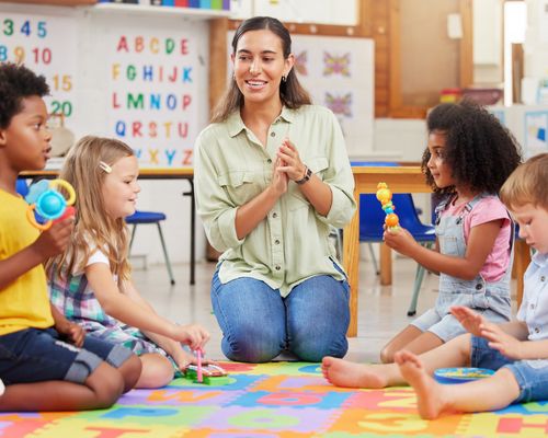 Ilustrasi staff bermain dengan anak di daycare.