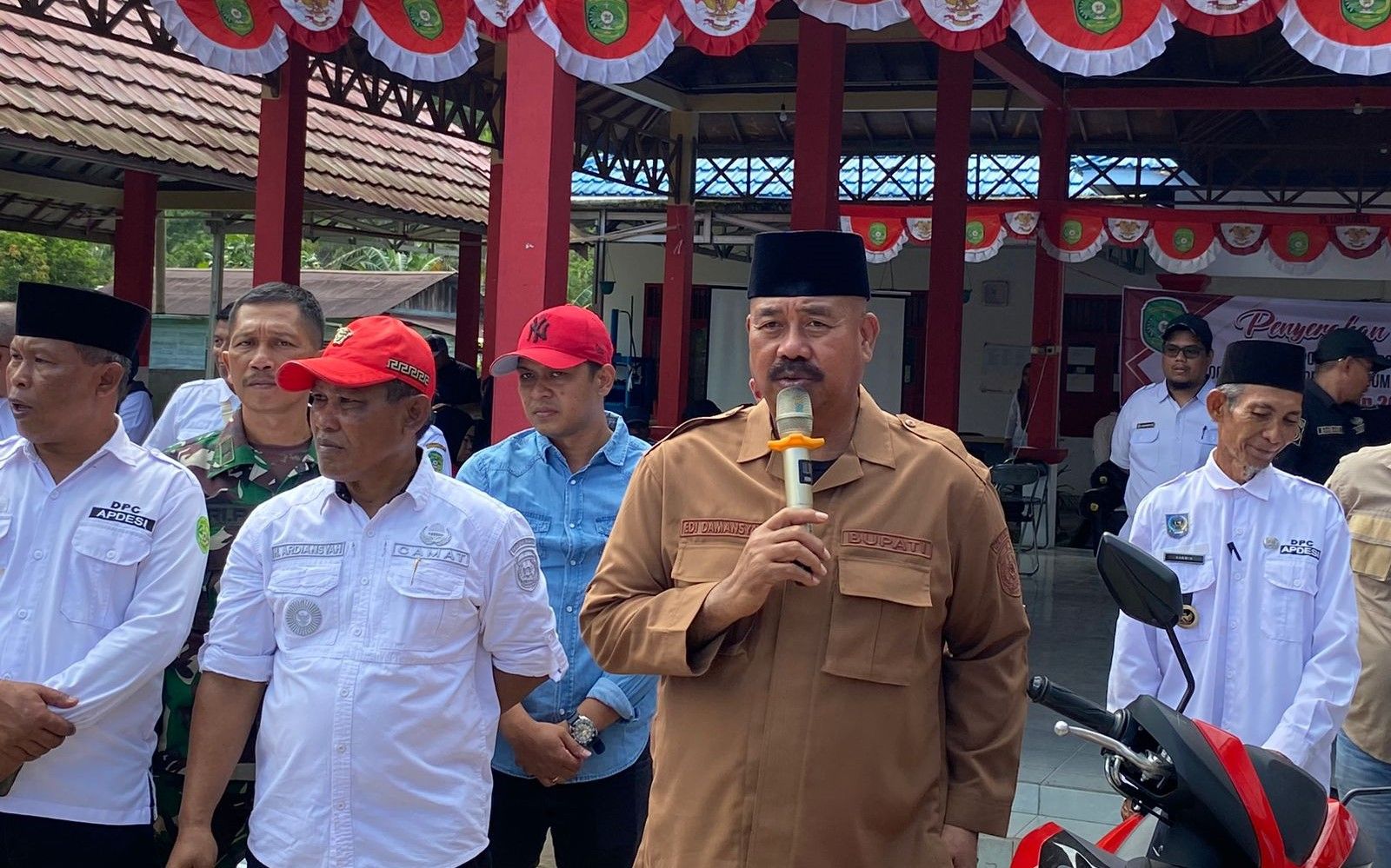 Dorong Pengembangan Usaha Lokal, Bupati Kukar Serahkan Bantuan di Desa Loh Sumber