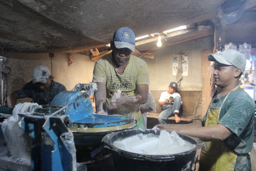 Usaha Jasa Penggilingan Bakso di Pasar Lemabang terus Berkembang