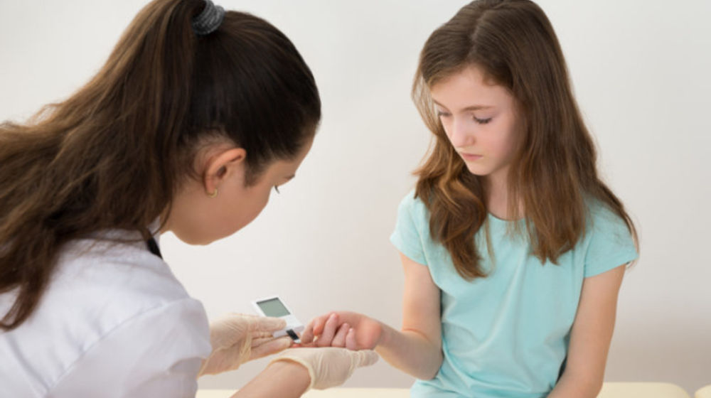 Ilustrasi anak tes diabetes.