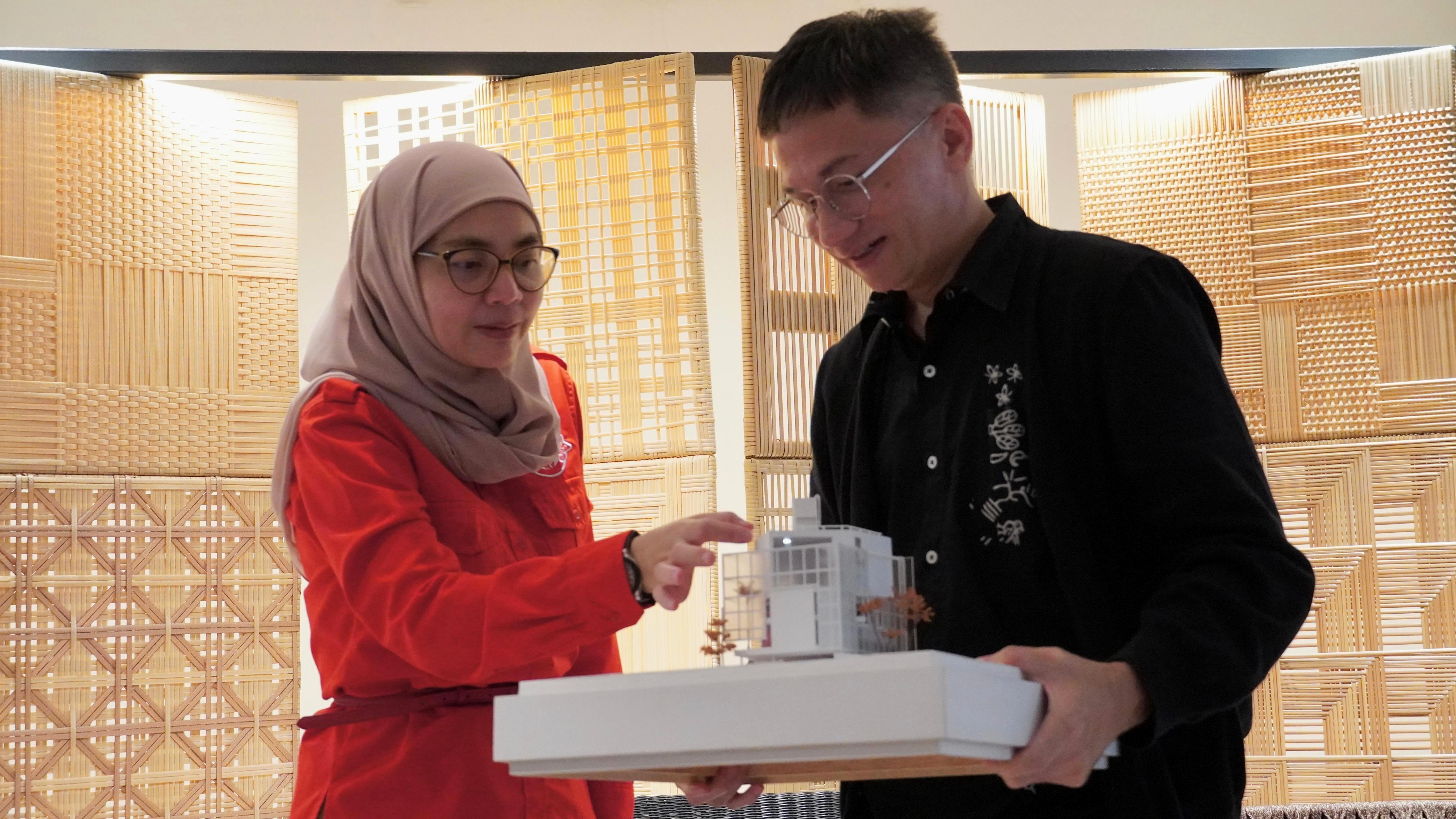 Prinsipal dari Firma Atelier Riri Architecture and Design Novriansyah Yakub menjelaskan desain Kiri House 2.2 kepada Head of Marketing Semen Merah Putih Nyiayu Chairunnikma 