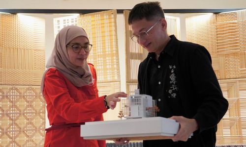Prinsipal dari Firma Atelier Riri Architecture and Design Novriansyah Yakub menjelaskan desain Kiri House 2.2 kepada Head of Marketing Semen Merah Putih Nyiayu Chairunnikma 