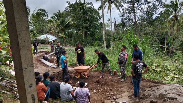 Demi  Posyandu, Warga Dusun Riit Gandeng TNI Kerjakan Jalan Rabat 89 Meter