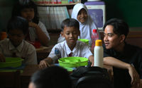 Wakil Presiden terpilih Gibran Rakabuming Raka saat meninjau ujicoba program makan siang gratis di SDN 4 Kota Tangerang, Senin 5 Agustus 2024. Foto : Panji Asmoro/TrenAsia