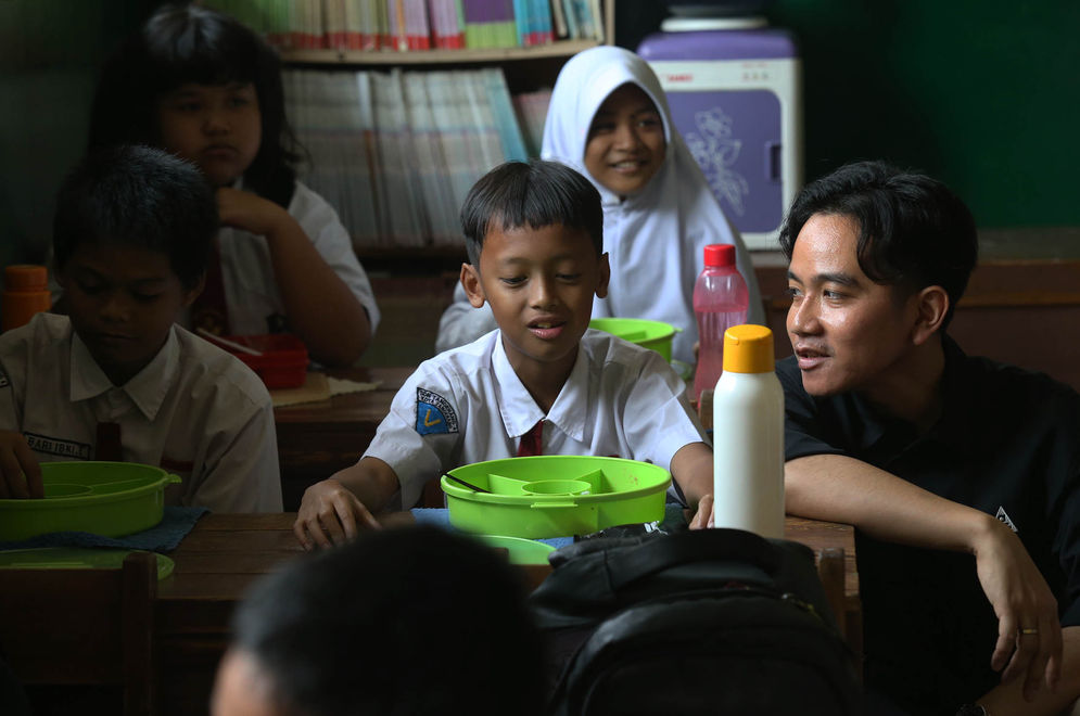 Wakil Presiden terpilih Gibran Rakabuming Raka saat meninjau ujicoba program makan siang gratis di SDN 4 Kota Tangerang, Senin 5 Agustus 2024. 