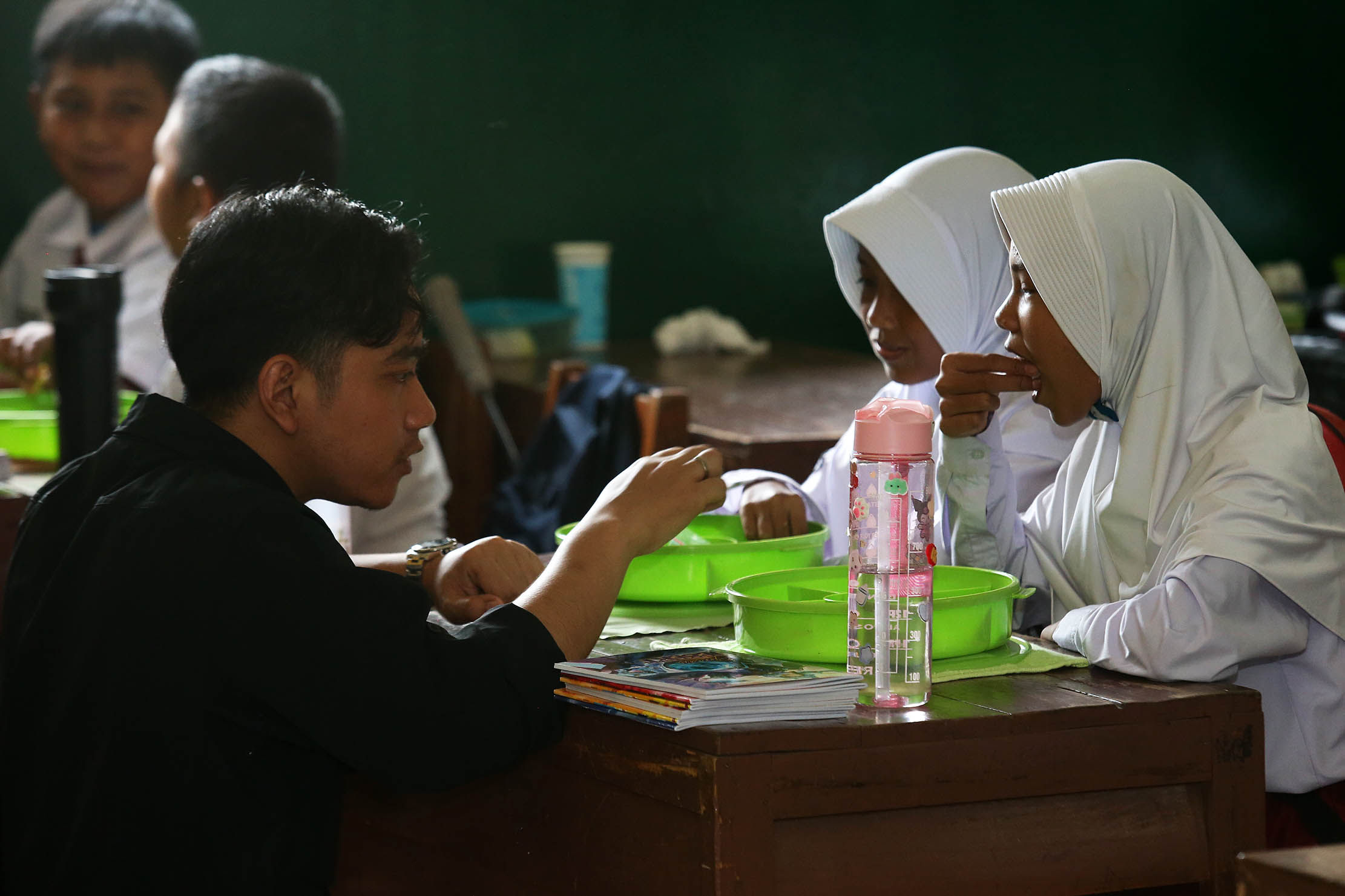 Wakil Presiden terpilih Gibran Rakabuming Raka saat meninjau ujicoba program makan siang gratis di SDN 4 Kota Tangerang, Senin 5 Agustus 2024. Foto : Panji Asmoro/TrenAsia