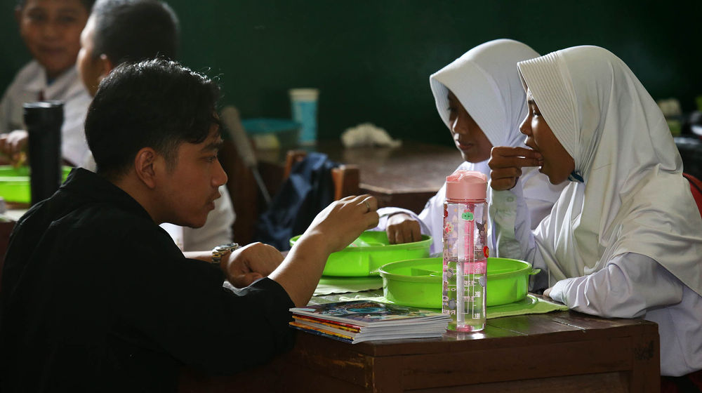 Gibran Tinjau Ujicoba Makan Siang Gratis - Panji 2.jpg