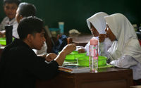 Wakil Presiden terpilih Gibran Rakabuming Raka saat meninjau ujicoba program makan siang gratis di SDN 4 Kota Tangerang, Senin 5 Agustus 2024. Foto : Panji Asmoro/TrenAsia