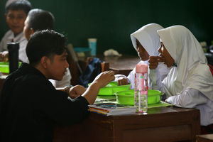 Gibran Tinjau Ujicoba Makan Siang Gratis - Panji 2.jpg