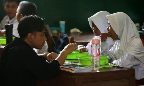 Wakil Presiden terpilih Gibran Rakabuming Raka saat meninjau ujicoba program makan siang gratis di SDN 4 Kota Tangerang, Senin 5 Agustus 2024. Foto : Panji Asmoro/TrenAsia