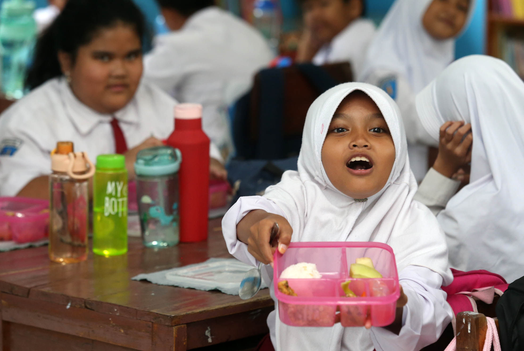 Aktifitas ujicoba program makan siang gratis di SDN 4 Kota Tangerang, Senin 5 Agustus 2024. Foto : Panji Asmoro/TrenAsia