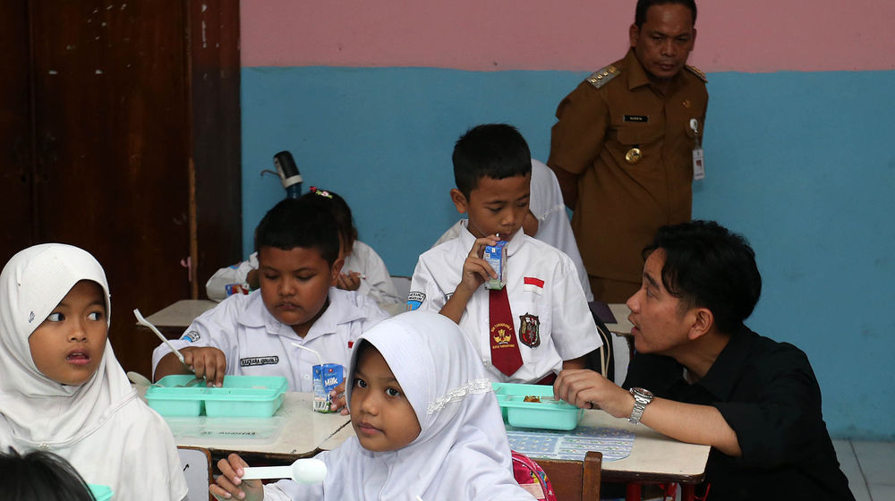 Gibran Tinjau Ujicoba Makan Siang Gratis - Panji 5.jpg