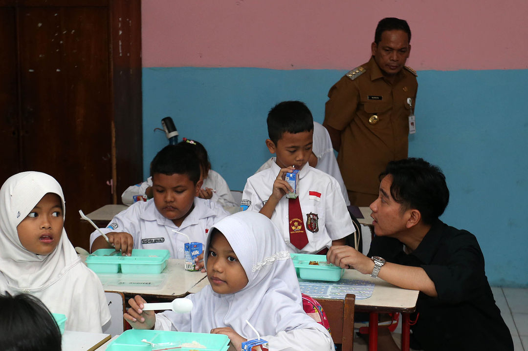 Wakil Presiden terpilih Gibran Rakabuming Raka saat meninjau ujicoba program makan siang gratis di SDN 4 Kota Tangerang, Senin 5 Agustus 2024. Foto : Panji Asmoro/TrenAsia