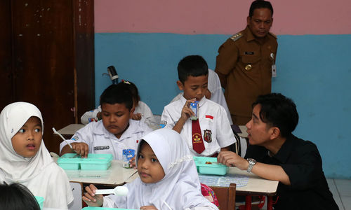 Wakil Presiden terpilih Gibran Rakabuming Raka saat meninjau ujicoba program makan siang gratis di SDN 4 Kota Tangerang, Senin 5 Agustus 2024. Foto : Panji Asmoro/TrenAsia