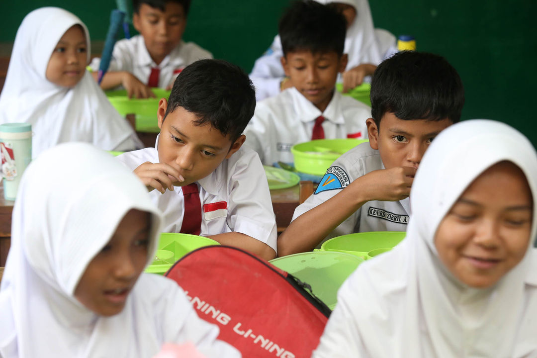 Aktifitas ujicoba program makan siang gratis di SDN 4 Kota Tangerang, Senin 5 Agustus 2024. Foto : Panji Asmoro/TrenAsia