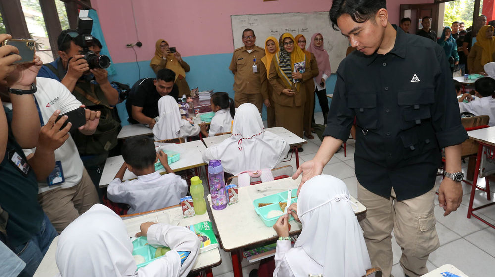 Gibran Tinjau Ujicoba Makan Siang Gratis - Panji 3.jpg