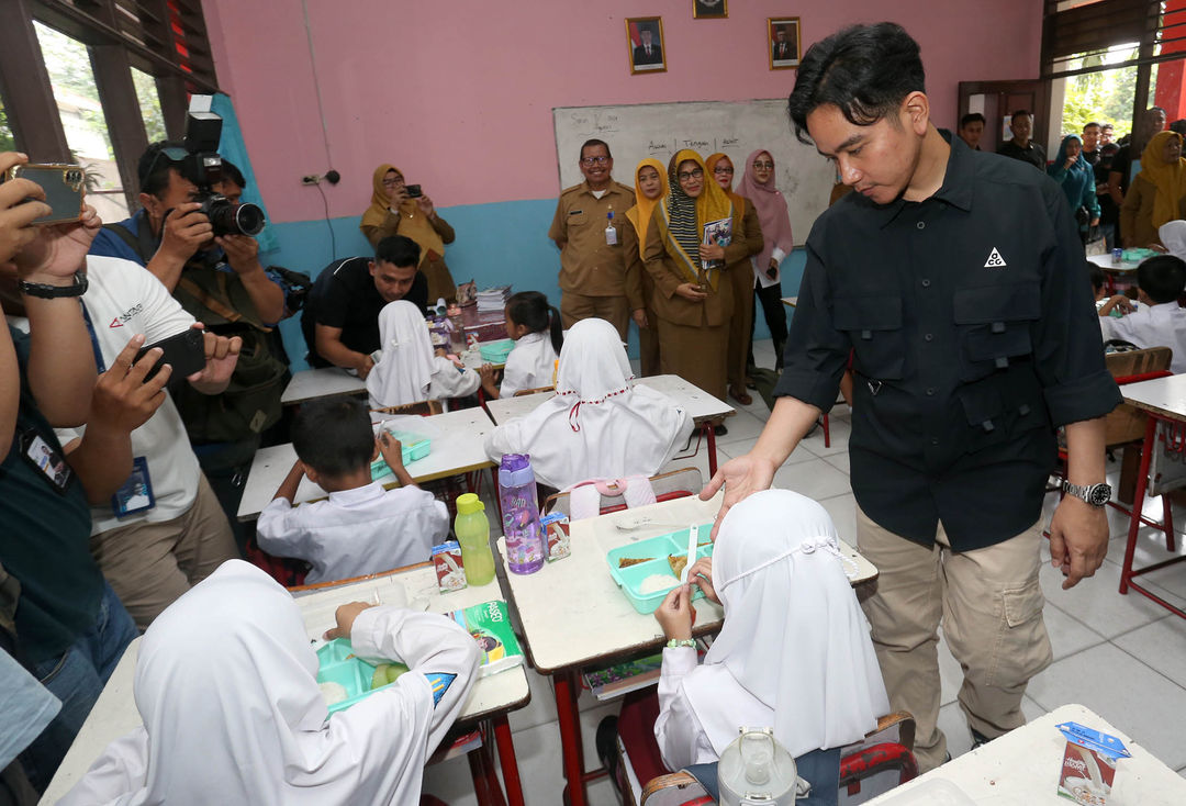 Wakil Presiden terpilih Gibran Rakabuming Raka saat meninjau ujicoba program makan siang gratis di SDN 4 Kota Tangerang, Senin 5 Agustus 2024. Foto : Panji Asmoro/TrenAsia