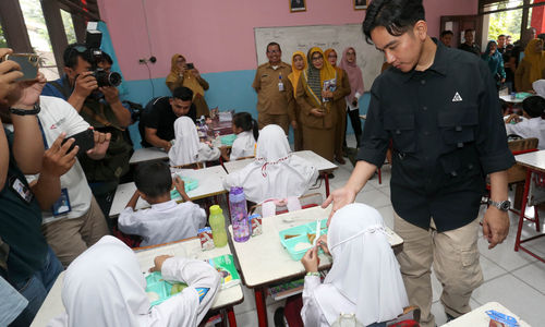 Wakil Presiden terpilih Gibran Rakabuming Raka saat meninjau ujicoba program makan siang gratis di SDN 4 Kota Tangerang, Senin 5 Agustus 2024. Foto : Panji Asmoro/TrenAsia