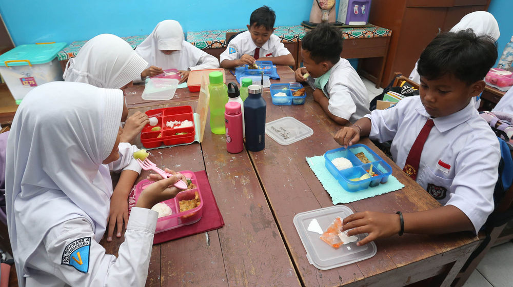 Gibran Tinjau Ujicoba Makan Siang Gratis - Panji 8.jpg