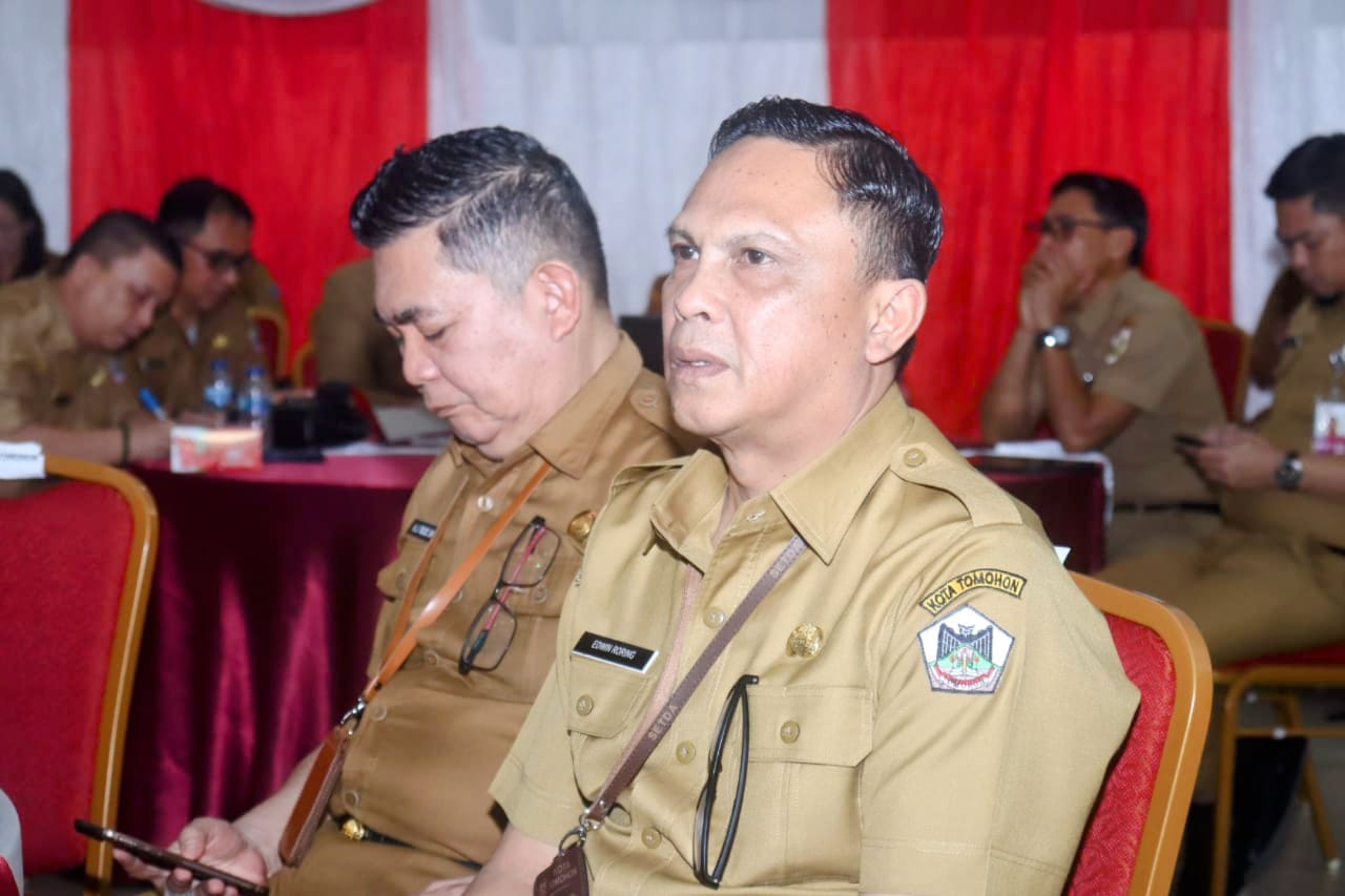 Sekretaris Daerah Kota Tomohon Edwin Roring didampingi Plt. Inspektur Daerah Albert Tulus saat menghadiri Bimbingan Teknis yang digelar Komisi Pemberantasan Korupsi (KPK) RI bertempat di Aula Mapalus Kantor Gubernur Sulawesi Utara. (Foto: Istimewa)