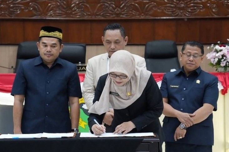 Sekda Kaltim Sri Wahyuni menandatangani Rancangan KUA-PPAS Perubahan 2024 disaksikan unsur pimpinan DPRD Kaltim. 