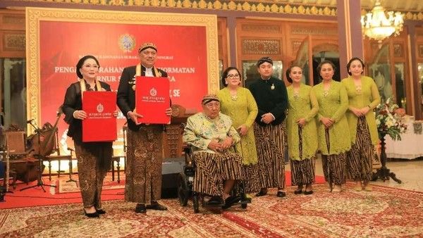 Gubernur Olly Dondokambey bersama istri Ny Ir Rita Dondokambey-Tamuntuan usai mendapatkan gelar kehormatan Keraton Kasunanan Surakarta Hadiningrat. (Foto:Istimewa)