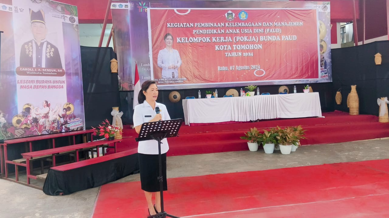 Staf Ahli Walikota Tomohon bidang Pemerintahan dan Kemasyarakatan drg. Jeand'arc arc Florentia Karundeng yang juga sebagai Bunda PAUD Kota Tomohon saat membawakan membuka kegiatan Pembinaan Kelembagaan dan Manajemen PAUD Kelompok Kerja Bunda PAUD Kota Tomohon 2024. (Foto: Jor)