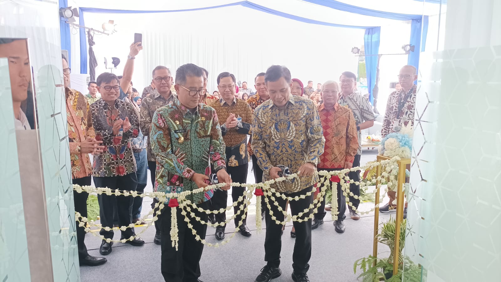 Direktur Umum BTN, Nixon LP Napitupulu bersama PJ Gubernur Kaltim, Akmal Malik saat peresmian Kantor BTN Wilayah Kalimantan yang berlokasi di Jalan Jenderal Sudirman Balikpapan, pada hari Kamis, 8 Agustus 2024.
