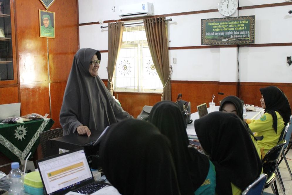 Berkat Dukungan Orang Tua dan Tekad, Meri Anak Pedagang Makanan kini Sukses jadi Akademisi