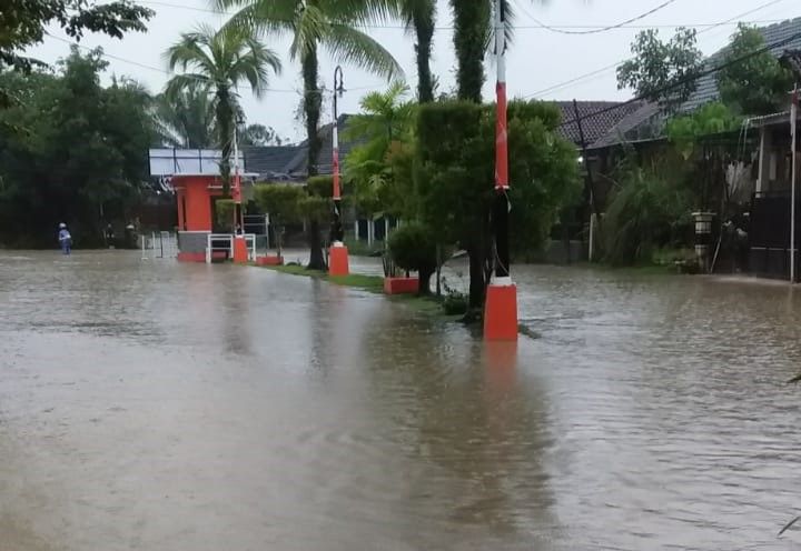 Air menggenangi kawasan perumahan WIKA, Jumat (9/8/2024) sekitar pukul 08.30 Wita. 