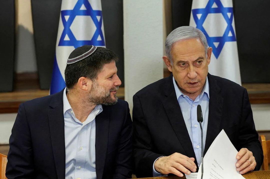 Menteri Keuangan Bezalel Smotrich duduk bersama Perdana Menteri Benjamin Netanyahu