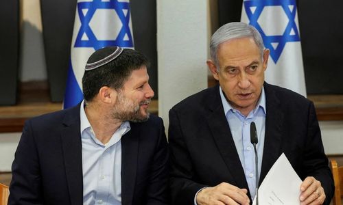 Menteri Keuangan Bezalel Smotrich duduk bersama Perdana Menteri Benjamin Netanyahu