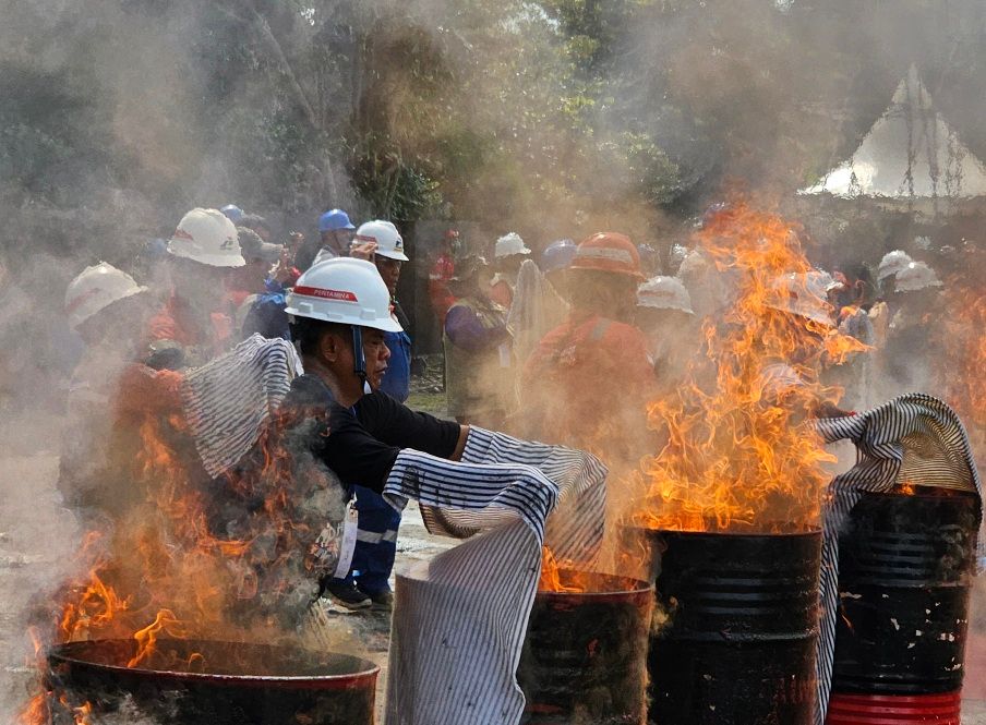 Sejumlah warga di Ring 1 Kilang Pertamina mengikuti pelatihan pemadaman kebakaran baru-baru ini. Pemerintah Kalimantan Timur memberikan penghargaan keselamatan kerja kepada 264 perusahaan yang berkomitmen menjalankan K3 atau keselamatan dan kesehatan kerja. 