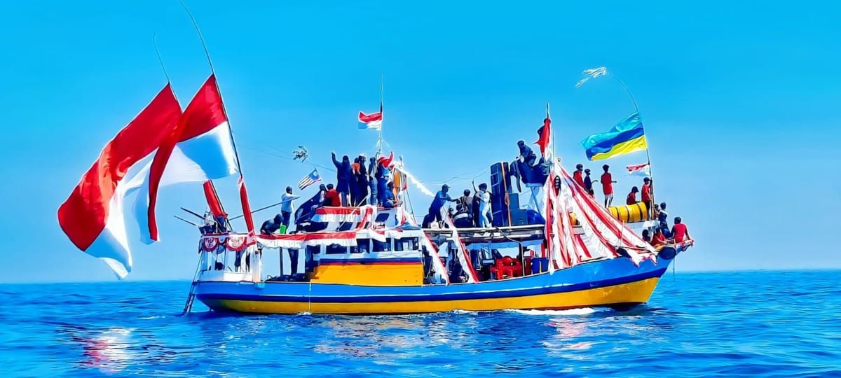 Petik laut yang digelar Heppiii Community Probolinggo yang diikuti ratusan kapal.