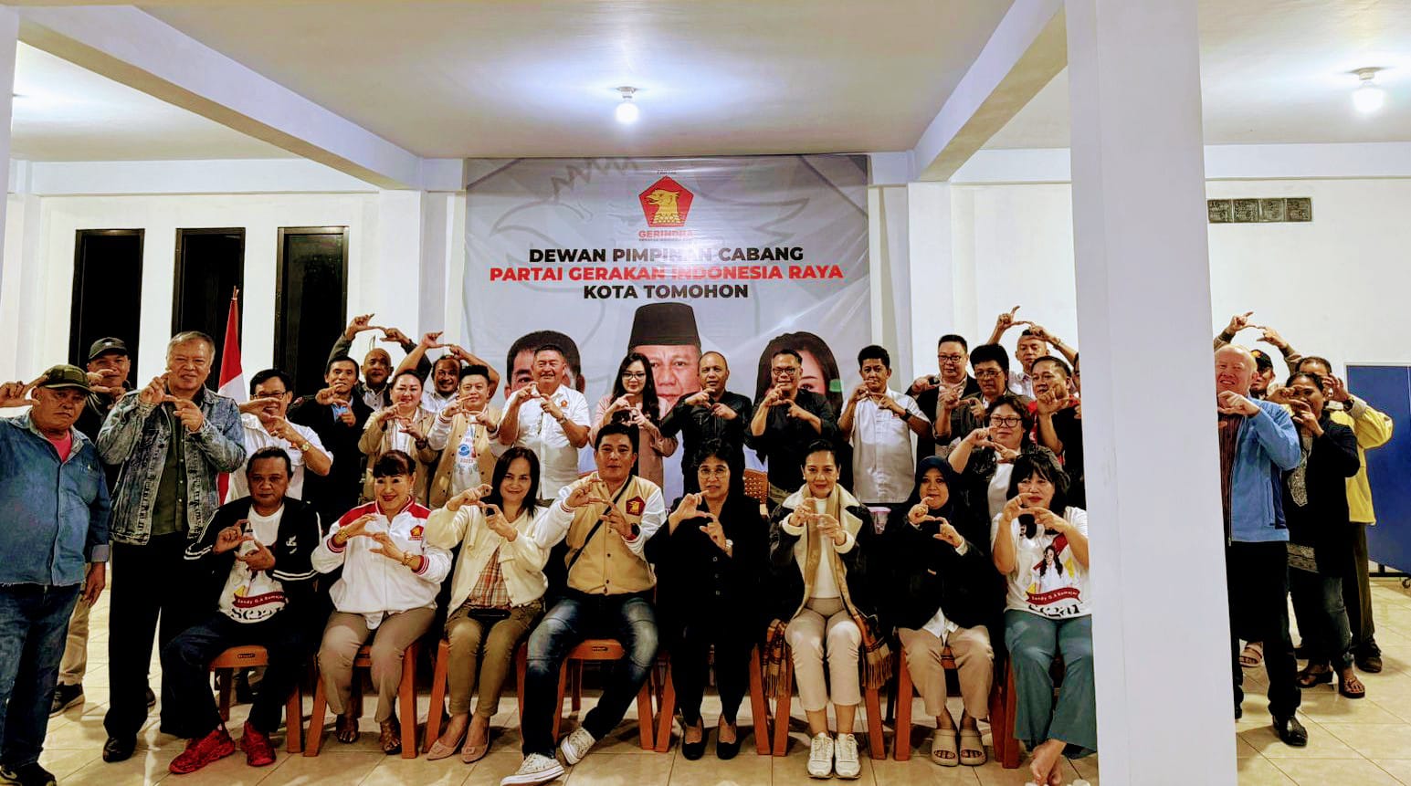 Ketua DPC Partai Gerindra Kota Tomohon Sendy G.A Rumajar (Segar) foto bersama dengan pengurus lainnya selesainya Rapat Pleno Diperluas, bertempat di Sekretariat DPC Partai Gerindra Kita Tomohon. (Foto: Jor)