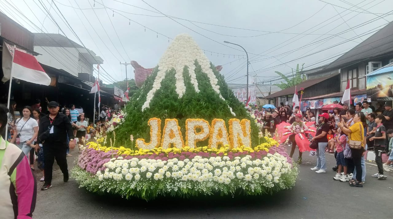 Salah satu float Kendaraan Hias pelaksanaan Tomohon Internasional Flower Festival (TIFF) 2024 didalamnya event Tournament of Flower (ToF). (Foto: Jor)