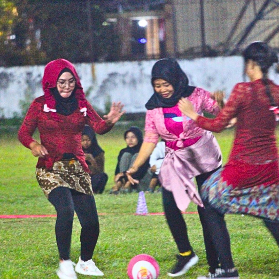 Salah satu aksi dalam pertandingan sepak bola putri antar RT di RW 4 Desa Sidokepung Buduran, Sidoarjo, Sabtu malam