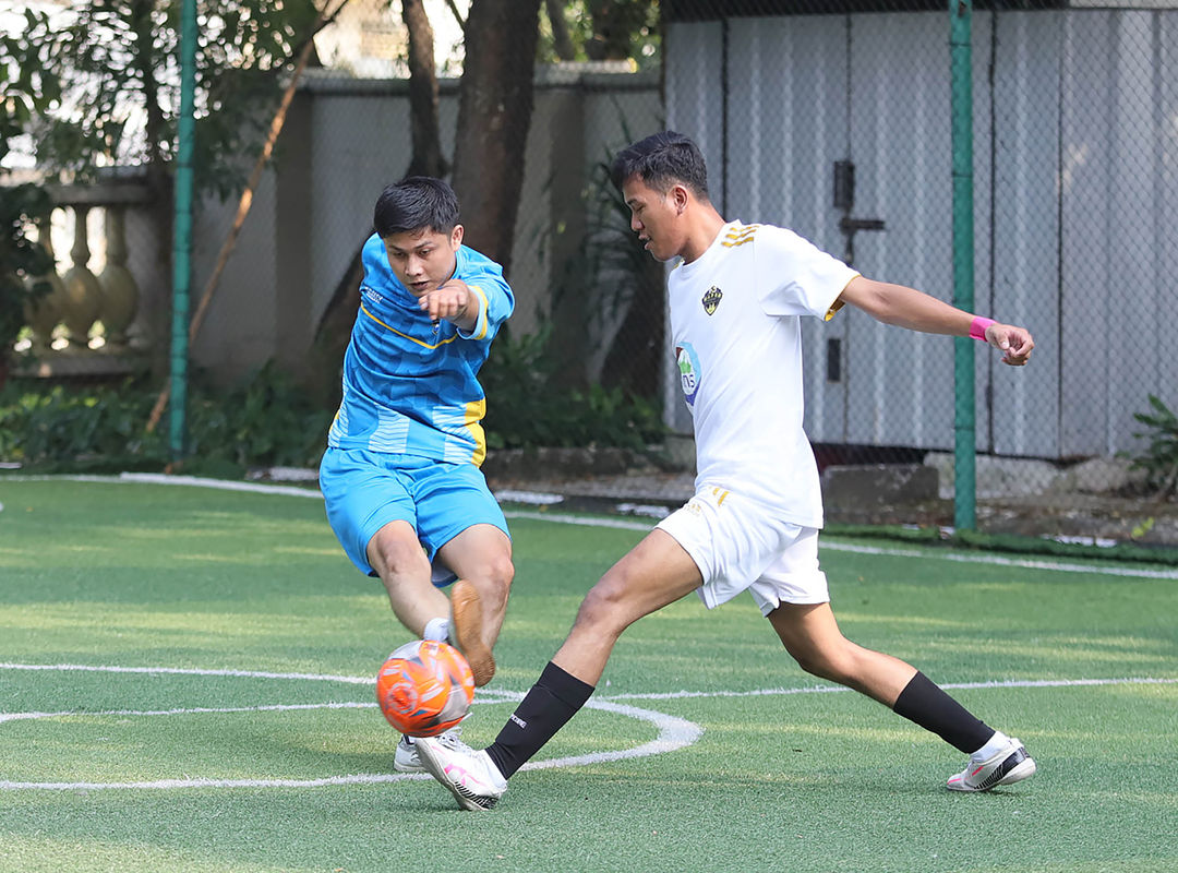 Sejumlah tim futsal perwakilan dari apartemen yg tergabung dalam Inner City Manajemen bertanding dalam turnamen futsal antar site dalam rangka memperingati HUT RI-79 di Permata Mediterania Jakarta Barat,Minggu 11 Agustus 2024. Foto : Panji Asmoro/TrenAsia