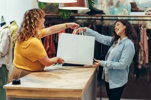 Ilustrasi orang berbelanja.