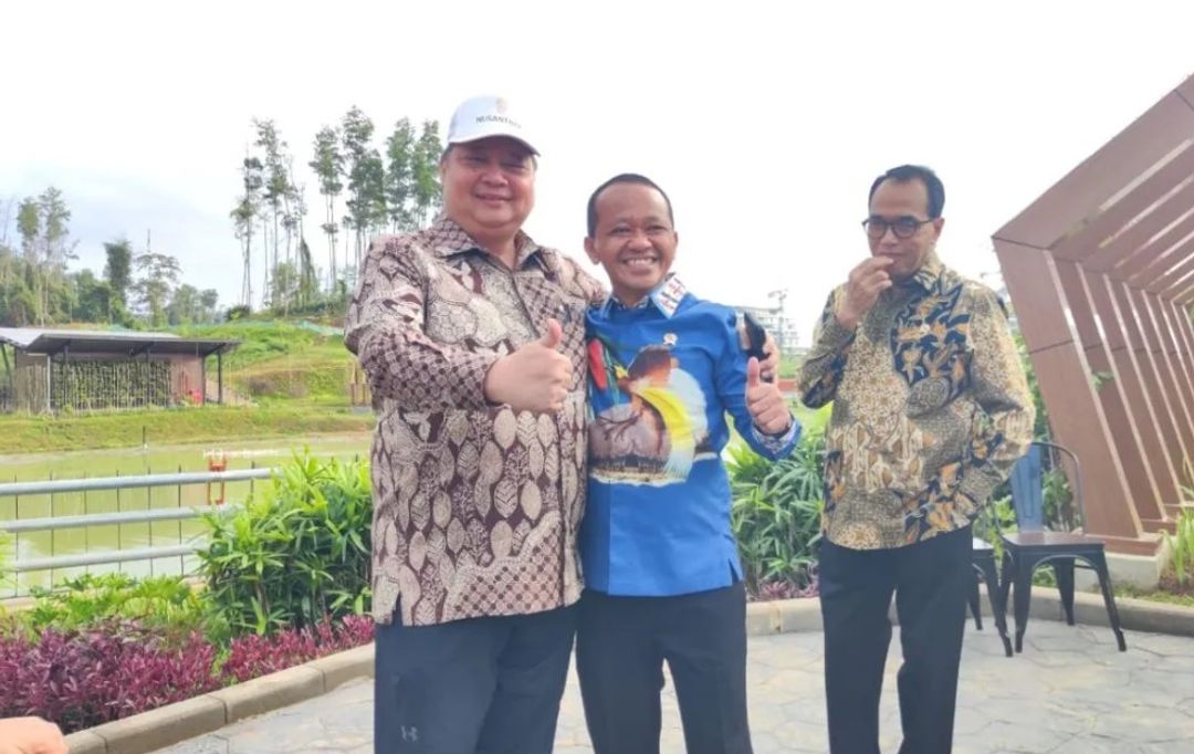 Menteri Koordinator Bidang Perekonomian Airlangga Hartarto (kiri) dan Menteri Investasi/Kepala BKPM Bahlil Lahadalia (tengah) berfoto bersama di Ibu Kota Nusantara (IKN), Senin (12/8/2024). ANTARA/Mentari Dwi Gayati