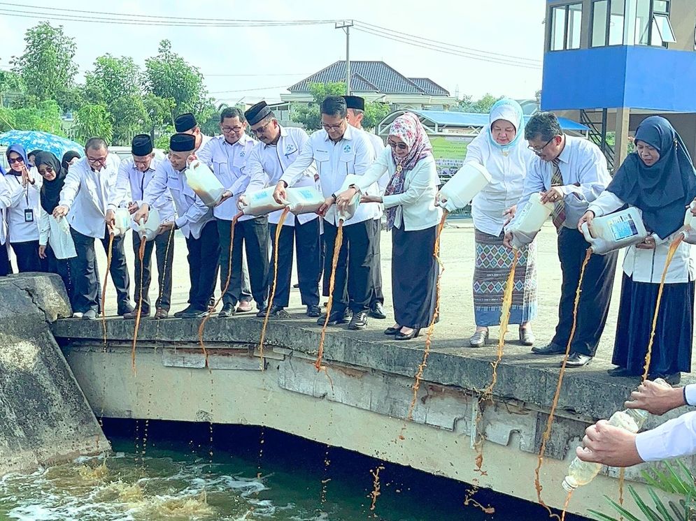 Wujudkan Kampus Hijau Berkelanjutan, UIN Raden Fatah Lakukan Penuangan Eco Enzyme