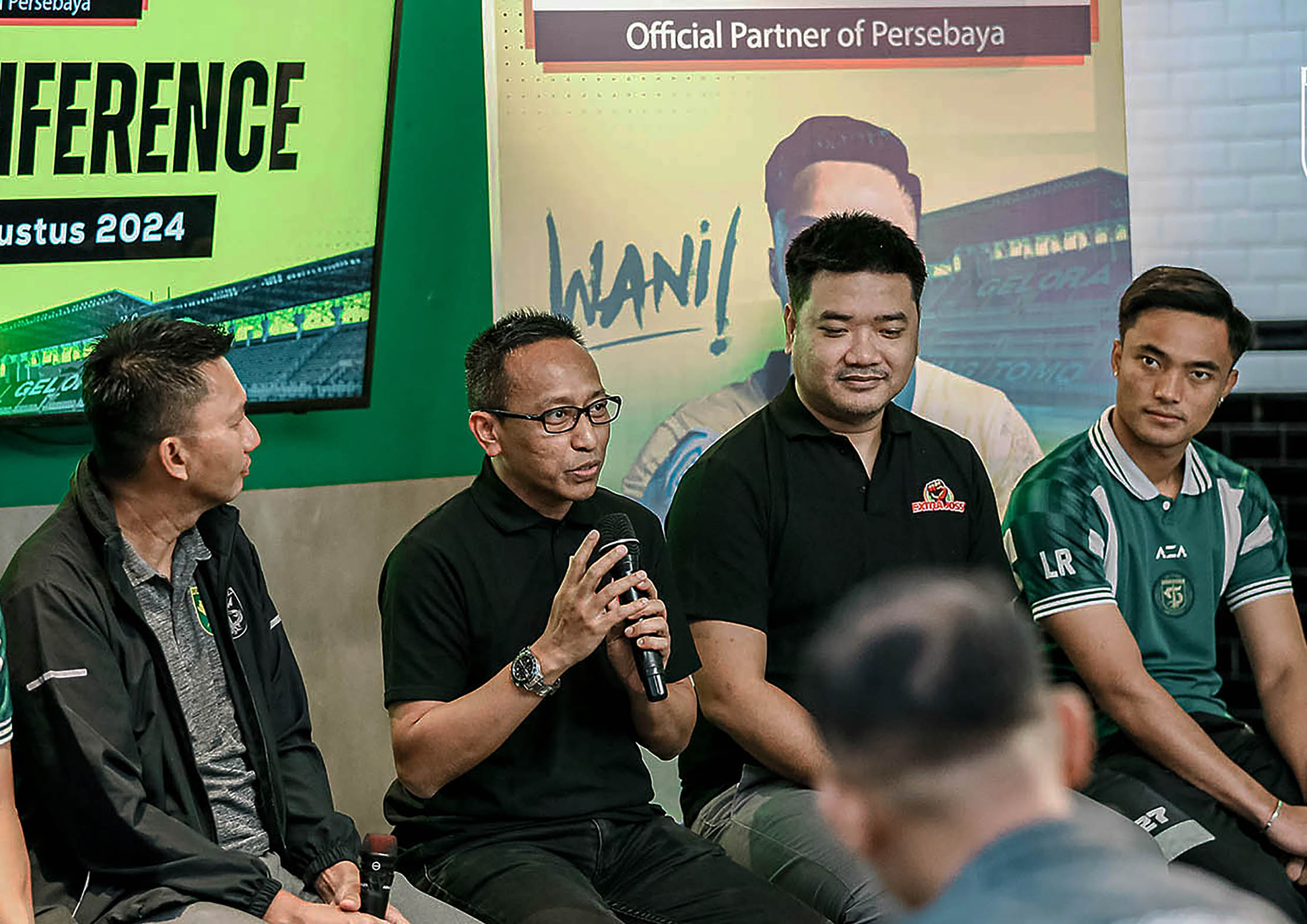 Head of Marketing PT. Bintang Toedjoe Arwin Nugraha Hutasoit, Group Brand Manager Extrajoss PT Bintang Toedjoe Febrian Adiputra, CEO Persebaya Azrul Ananda dan pemain Persebaya saat konferensi pers kerjasama antara Extrajoss dan Persebaya untuk 2 musim kedepan. Foto : Panji Asmoro/TrenAsia