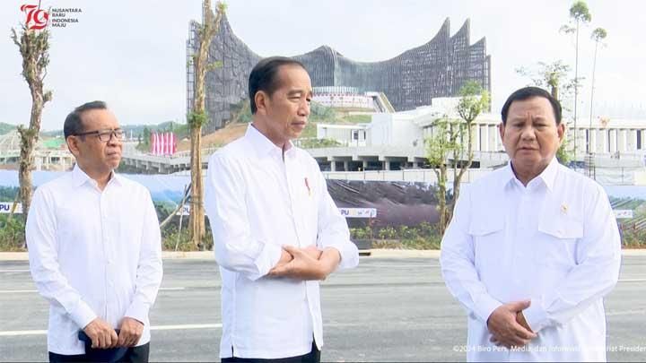 Presiden Jokowi (tengah) bersama Presiden terpilih Prabowo Subianto di IKN belum lama ini. 