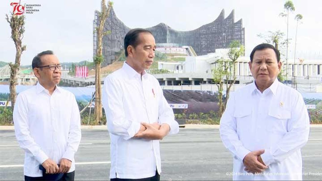 Presiden Jokowi (tengah) bersama Presiden terpilih Prabowo Subianto di IKN belum lama ini. 