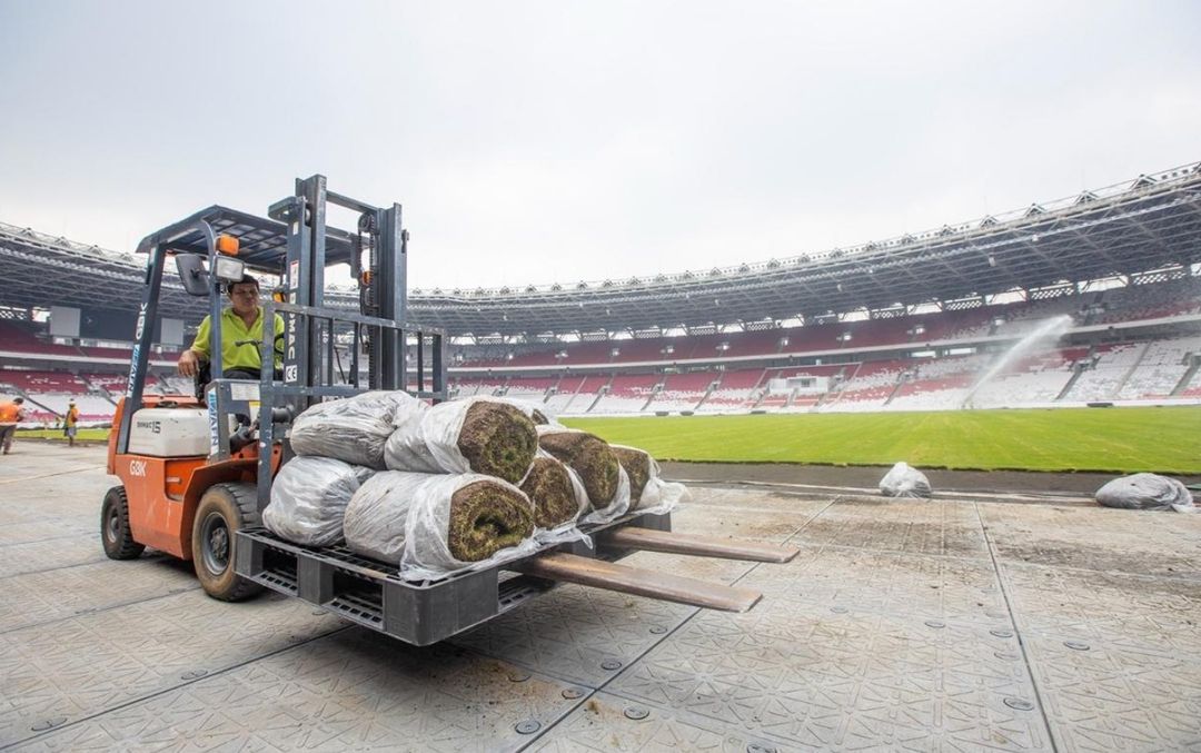 Perawatan rumput Stadion Utama Gelora Bung Karno (SUGBK)